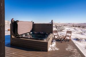 Cozy cabin with a private hot tub
