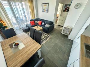 206 Aura Marine Bay View Apartment