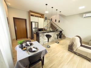 Conforto e estilo em um ambiente moderno e harmonioso