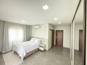 Conforto e estilo em um ambiente moderno e harmonioso