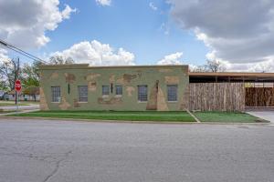 Explore Dtwn Burkburnett! Industrial Apt w Patio