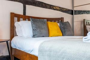2BR House with WiFi - Sleeps 5 - Gloucester