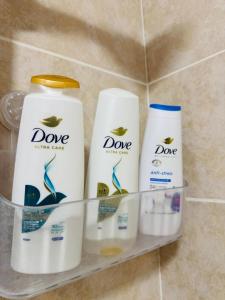 Double Bedroom with a balcony & ensuite bathroom and a new quality mattress in London Canary Wharf with direct train from Heathrow, also convenient from Stansted and Gatwick airport, 10 minutes to London City Airport and Excel, 16 minutes to Westmins