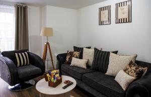 Balcony Apartment close to Canal Walk, perfect for Airport, NEC, Hs2, JLR, Resorts World, Contractors