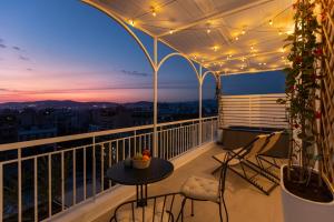 Rooftops of Athens-Studio with Jacuzzi & Sunset View