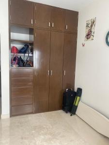 cuarto con baño privado en departamento moderno