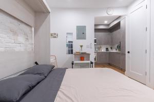 Bright Renovated Studio w WD Near NYC Transit