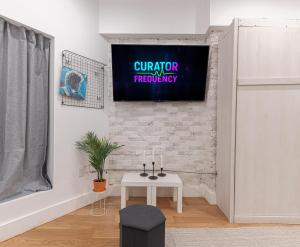 Bright Renovated Studio w WD Near NYC Transit