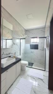 Conforto e estilo em um ambiente moderno e harmonioso