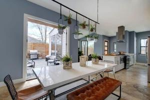 Deluxe Luxury Home with Hot Tub