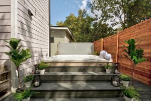 Deluxe Luxury Home with Hot Tub