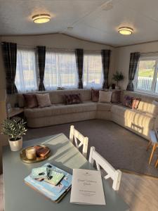 2 Bedroom Lakeview Lodge - Ensuite & Balcony Deck