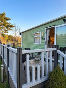 2 Bedroom Lakeview Lodge - Ensuite & Balcony Deck