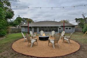 2min to NRG Med Cntr, Games Backyard | Sleeps 10