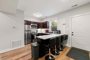 Welcome to our Charming 2BD 2BA Pilsen Apartment