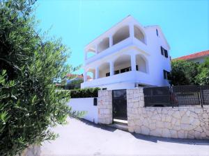 Apartment on iovo with Large Balcony