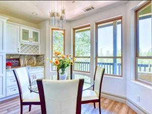 New, Modern Home with Playroom, Close to Beach