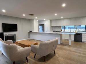 Modern Wallan Stay with Alfresco BBQ & Fireplace