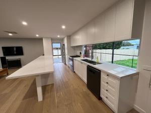 Modern Wallan Stay with Alfresco BBQ & Fireplace