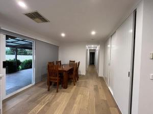 Modern Wallan Stay with Alfresco BBQ & Fireplace