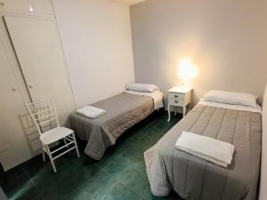 Amplio departamento en pleno centro con cochera privada