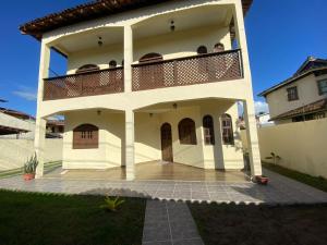 Casa espaçosa inteira com três quartos, a poucos minutos do centro e da orla norte