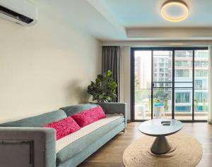 Largest Pool Luxury 2BR Pool View 2 min Central