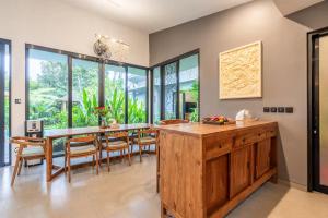 Chakola - Garden View Villa with Huge Pool