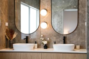 Stylish Nerang Retreat 5BR Family Friendly Home