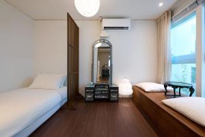 Seoul Station ㅣThe interior of a hanok with a terrace