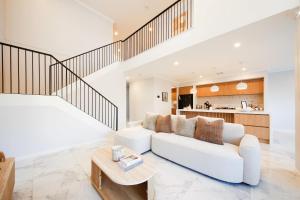 Stylish Nerang Retreat 5BR Family Friendly Home