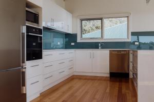 The Watch House - Panoramic Views of Bicheno Ocean
