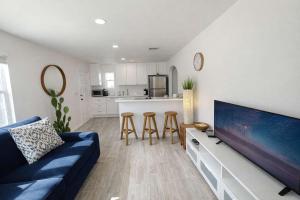 New Modern 1BR w Parking Steps to Bay & Boardwalk