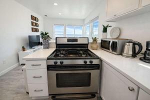 Newly Redone Bayview Apt Steps to Bay & Boardwalk