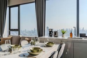 6 stars Panoramic Bright Designer 2bd Apt Skyline