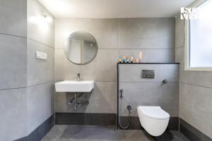 StayVista at SIHAYA with bathtub, mountain view & AC