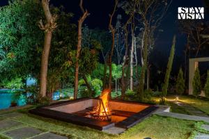 StayVista at SIHAYA with bathtub, mountain view & AC