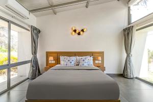StayVista at SIHAYA with bathtub, mountain view & AC
