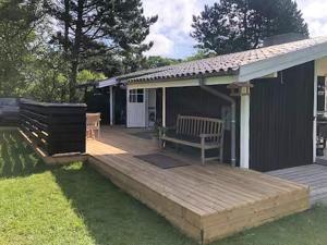 Summer House With Outdoor Shower Near Fårevejle