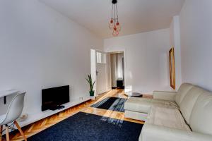 Bright Apartment Central