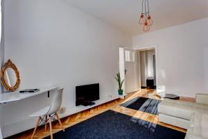 Bright Apartment Central