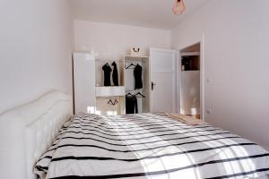 Bright Apartment Central