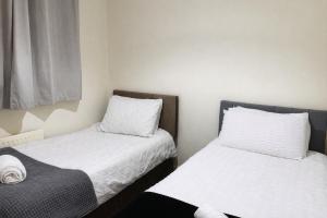 Manchester Stay Hub - 2BR with Free Parking, Near Airport & Attractions