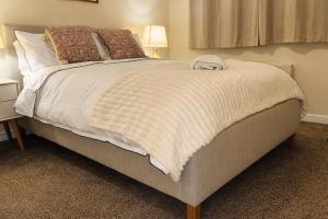 Manchester Stay Hub - 2BR with Free Parking, Near Airport & Attractions