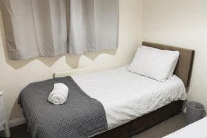 Manchester Stay Hub - 2BR with Free Parking, Near Airport & Attractions