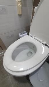 홍대입구역 6분, 3룸, 모든방 에어컨, 무료 온수보일러, 엘레베이터, 주차장 완비, 신축숙소