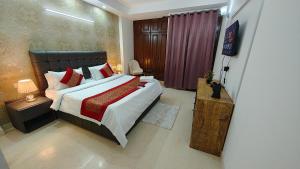 Divine India Service Apartment Near Medanta Hospital And Noida city Centre 51 Metro, Noida Sector 72