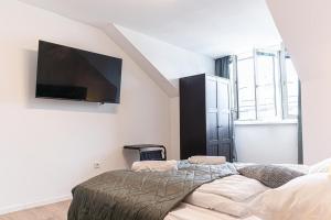 2 Bedroom Apartment Steps from U6 Am Schöpfwerk