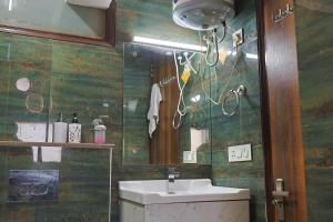 Luxury 1BHK Retreat near golf course rd & metro