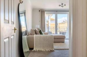 Stunning 2 bedroom in the vibrant heart of Marina